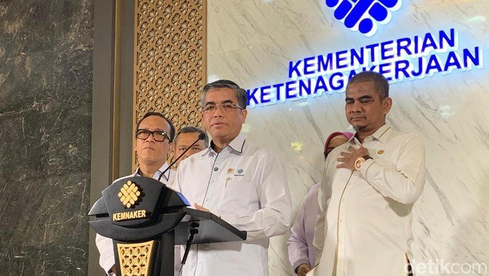 Menteri Ketenagakerjaan Yassierli memberikan keterangan pers terkait BSU.
